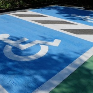 駐車場で「障がい者スペース」にはみ出してはいけない。その理由が一目で分かる写真