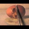 ３分の映像に目が釘付け！絵で書かれた卵を割って中身を取り出す神業アート