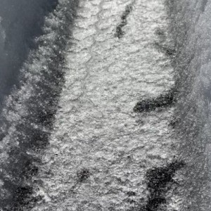 車のタイヤに踏まれ薄く固まった雪（氷）とアスファルトの隙間に怪異的な現象！生き物かと思ったら