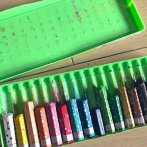 3年間使用した長男のクレヨンと1年間使用した次男のクレヨンの差（笑）