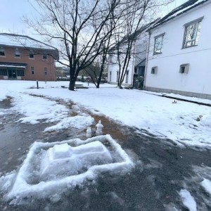 雪に埋もれた大学に出てきてみたら、中庭に2段築成の前方後方墳が造営されていた→その横には例によって？！