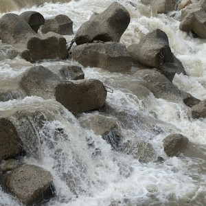 なぜテトラポッドで遊んじゃダメかと言うと→下手すると最悪の場合