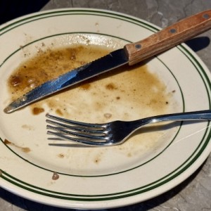 外食中、隣の子供に料理を触られた。親の言い訳にナイスな対応をした店員